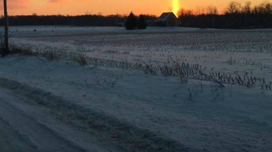 Una cruz se form&oacute; en el cielo durante un atardecer en Michigan, Estados Unidos. (Foto: Twitter)