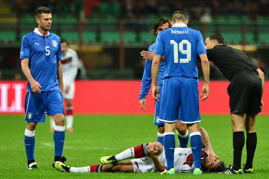 El medio campista Sami Khedira se resiente del dolor por la lesi&oacute;n recibida en el partido amistoso entre la selecci&oacute;n alemana y la italiana este viernes. &nbsp;(Foto: AFP)