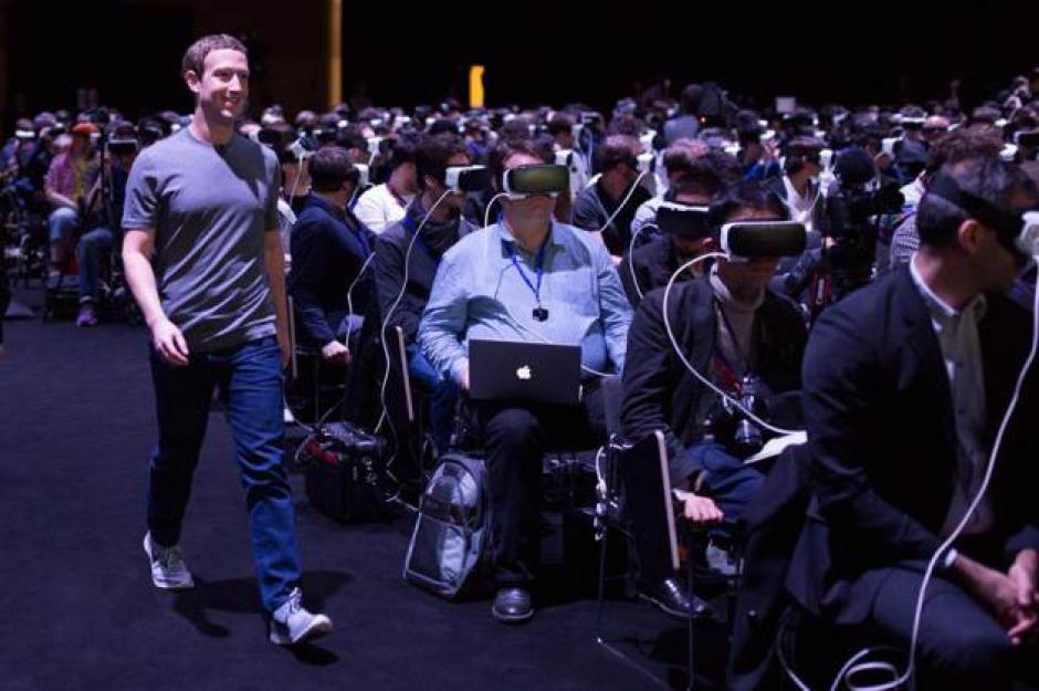Periodistas que asisieron al Mobile World Congress 2016, probaron la realidad virtual del Oculus Rift. (Foto: Facebook/Mark Zuckerberg)