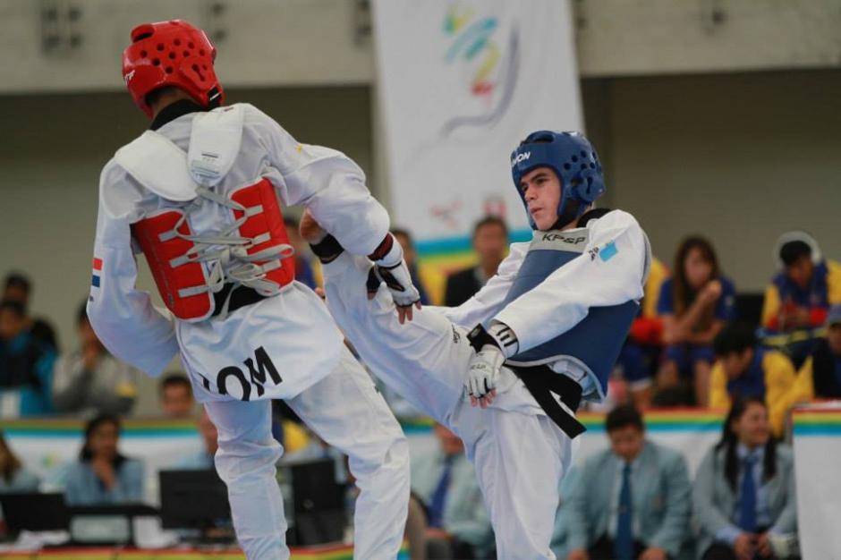 El seleccionado nacional de taekwondo Andr&eacute;s Zelaya en plena contienda en el abierto de Canad&aacute;. (Foto: COG)