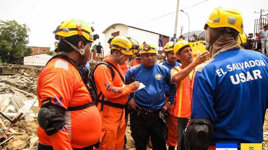 Socorristas del equipo B&uacute;squeda y Rescate Urbano de El Salvador se prepara para salir hacia Ecuador (EFE/OSCAR RIVERA)