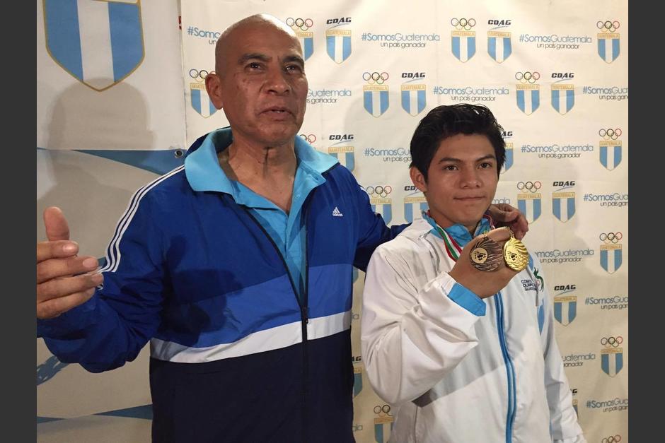 El entrenador Sergio Tejada y Jorge Vega posaron para las fotos. (Foto: Pedro Pablo Mijangos/Soy502)