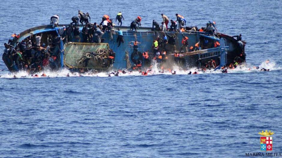 Decenas de desaparecidos tras el hundimiento en las costas de Libia. (Foto: Marina italiana) 