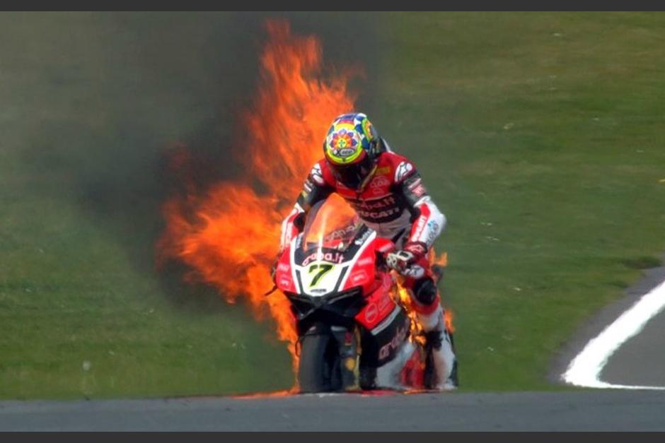 Al percatarse de las llamas el piloto dej&oacute; la pista y se alej&oacute; de la moto. (Foto: Donington Park)