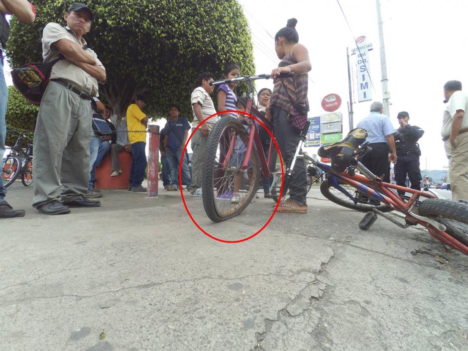 La bicicleta de dos ni&ntilde;as qued&oacute; da&ntilde;ada luego que un conductor las arrollara. (Foto: San Miguel Petapa.com)