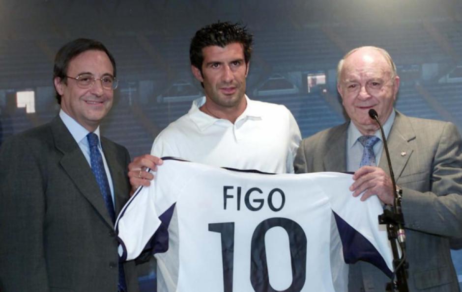 Luis Figo en su presentaci&oacute;n tras fichar por el Real Madrid. (Foto: Marca)