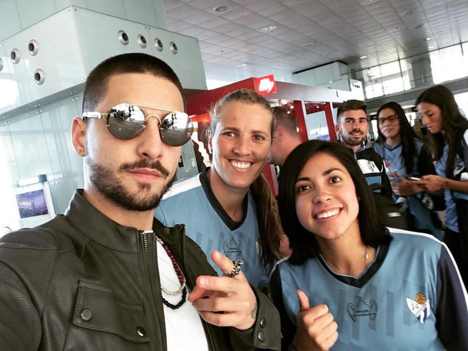 La futbolista guatemalteca se encontr&oacute; al cantante Maluma. (Foto: Facebook)