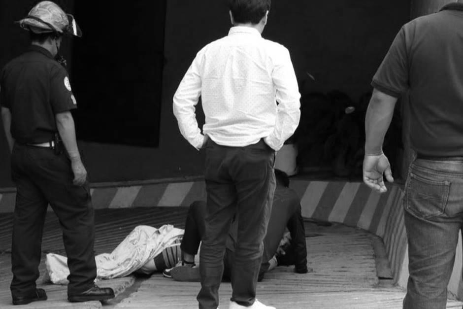 Yong Joe Lee de 20 a&ntilde;os muri&oacute; al caer de un edificio de apartamentos en Vista Hermosa I. (Foto: Twitter/Bomberos Municipales)