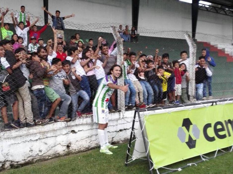 Agust&iacute;n Herrera celebr&oacute; con la afici&oacute;n colonial su golazo. (Foto: Cortes&iacute;a de Javier Guerra)