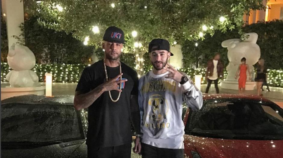 Karim Benzema y su amigo salieron a lucir el nuevo b&oacute;lido del franc&eacute;s. (Foto: Instagram)