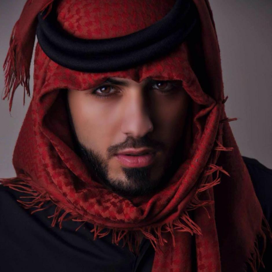 Omar Borkan viste su traje natal, Irak es su lugar de nacimiento. (Foto: OB/Facebook)