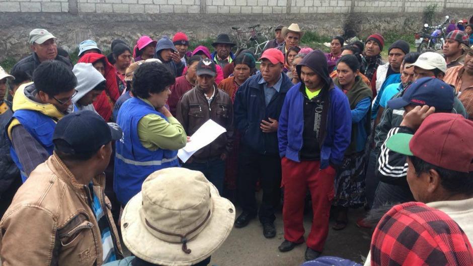 Los manifestantes conversaron con representantes de la PDH para liberar la ruta hacia el basurero de Quetzaltenango. (Foto: Stereo 100)