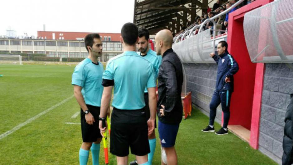 El &aacute;rbitro central no pudo continuar dirigiendo el partido. (Foto: Marca)