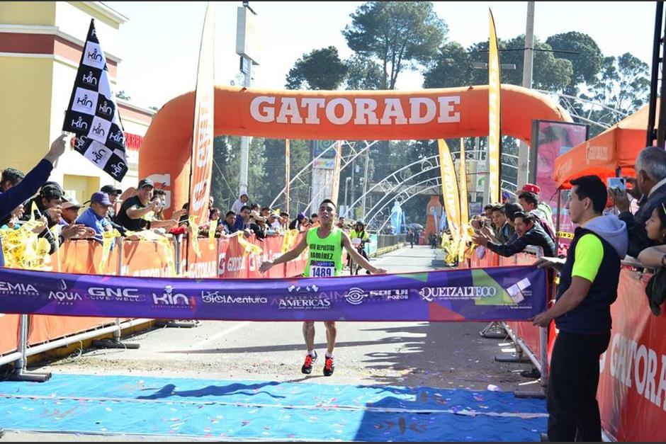 El guatemalteco Alfredo Rax&oacute;n se adjudic&oacute; el primer lugar de los 21K de Quetzaltenango. (Foto: Stereo 100)
