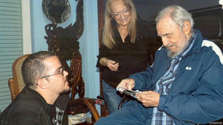 Fidel Castro comparte con un estudiante de la Universidad de la Habana. (Foto: Granma)
