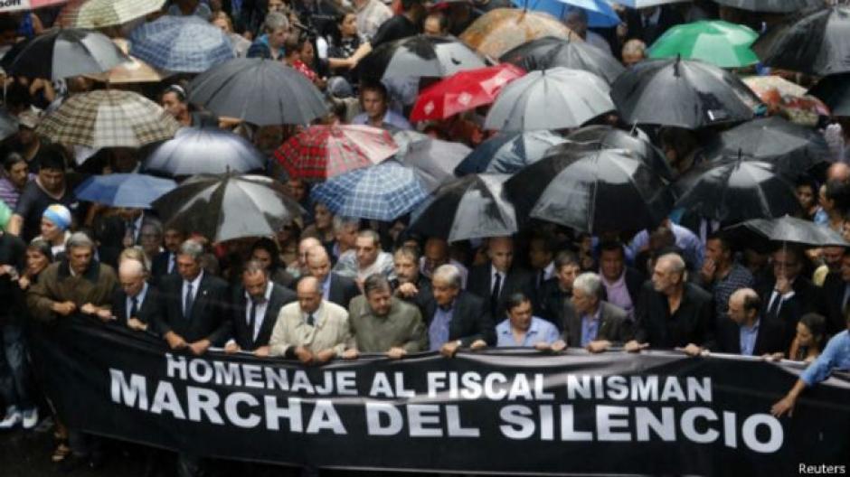 Miles de personas marcharon este mi&eacute;rcoles en Argentina en homenaje al fiscal Nisman. &nbsp;(Foto: BBC)