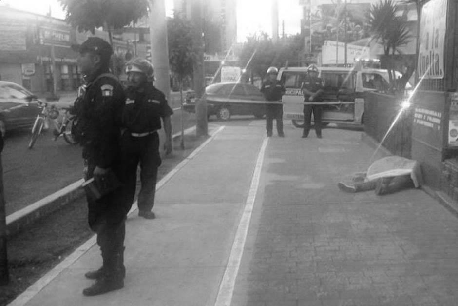 El hombre se presume que ten&iacute;a 30 a&ntilde;os pero a&uacute;n no ha sido identificado. (Foto: Twitter, Bomberos Municipales)