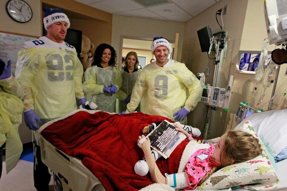 Los jugadores de los Cowboys de Dallas visitan a una ni&ntilde;a en el Centro M&eacute;dico de Dallas. (Cowboys)