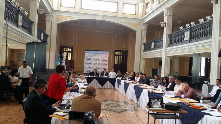 La decisión de dejar fuera a seis aspirantes fue tomada durante una sesión ordinaria del CSU. (Foto Usac)