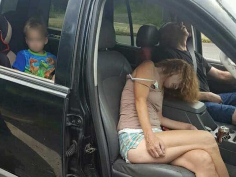 El ni&ntilde;o no entiende que sucede, mientras sus padres est&aacute;n drogados dentro del veh&iacute;culo. (Foto: Twitter)