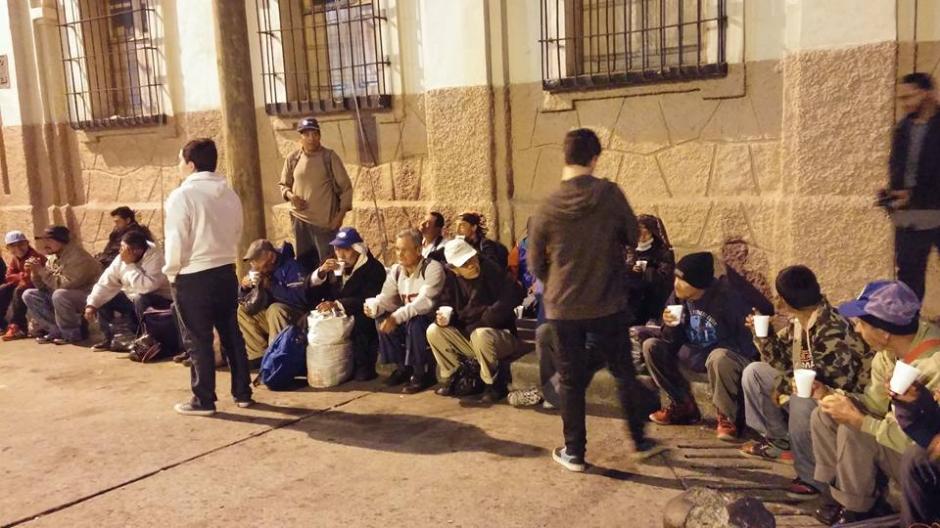 Operaci&oacute;n Panito lleva desayuno a las personas sin hogar cada fin de semana. (Foto: Operaci&oacute;n Panito)