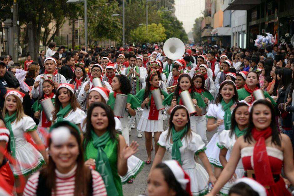 Cientos de escolares participaron en el desfile de bandas. (Foto: Wilder L&oacute;pez/Soy502)