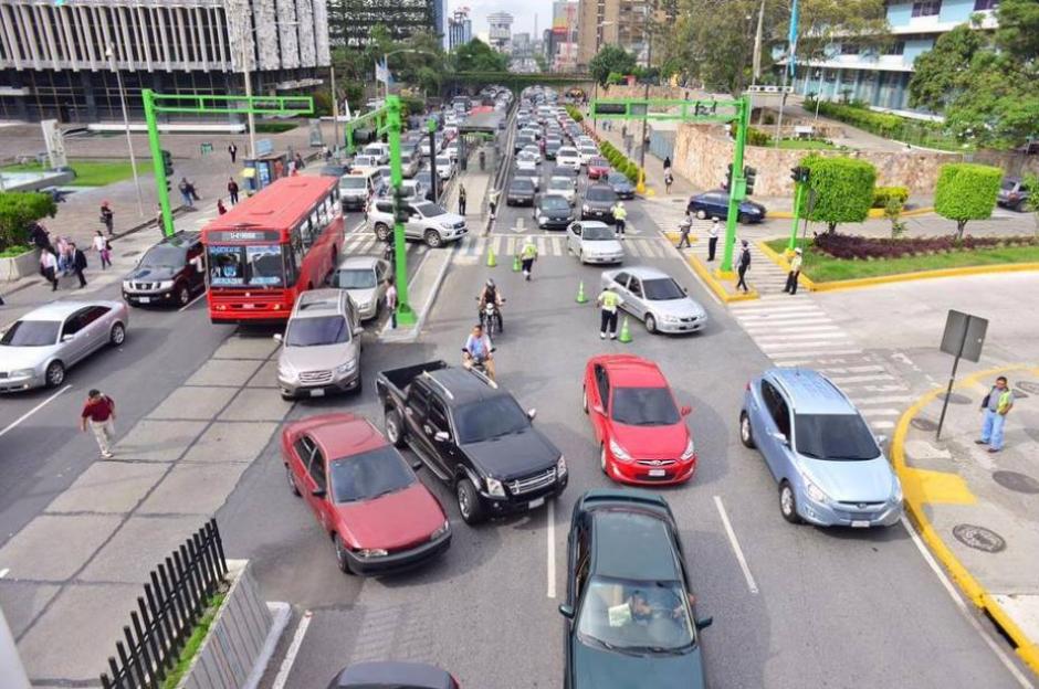Cerca de 230 autom&oacute;viles nuevos ingresan al parque vehicular de la ciudad cada d&iacute;a. (Foto: Archivo/Soy502) 