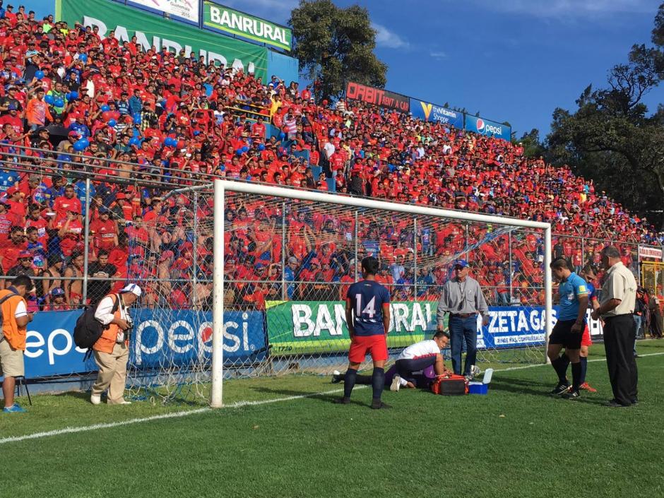 Carlos D&iacute;az recibi&oacute; un impacto en la cabeza. (Foto: Fredy Hern&aacute;ndez/Soy 502)