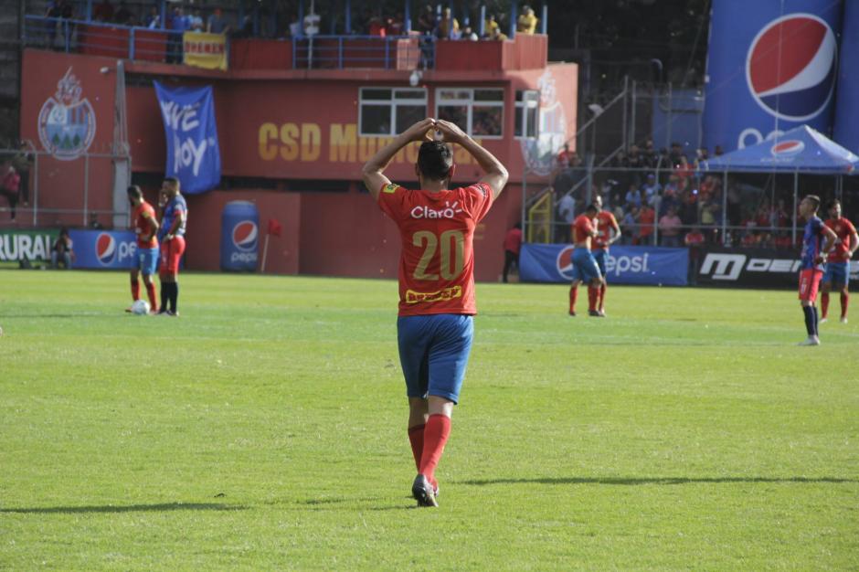 Edi Danilo Guerra meti&oacute; el primero de cabeza al 36'. (Foto: Fredy Hern&aacute;ndez/Soy502)