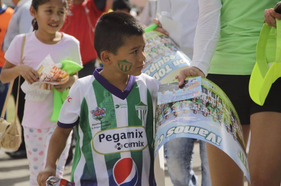 Ni&ntilde;os y adultos llegaron desde muy temprano al estadio Pensativo. (Foto: Fredy Hern&aacute;ndez/Soy502)
