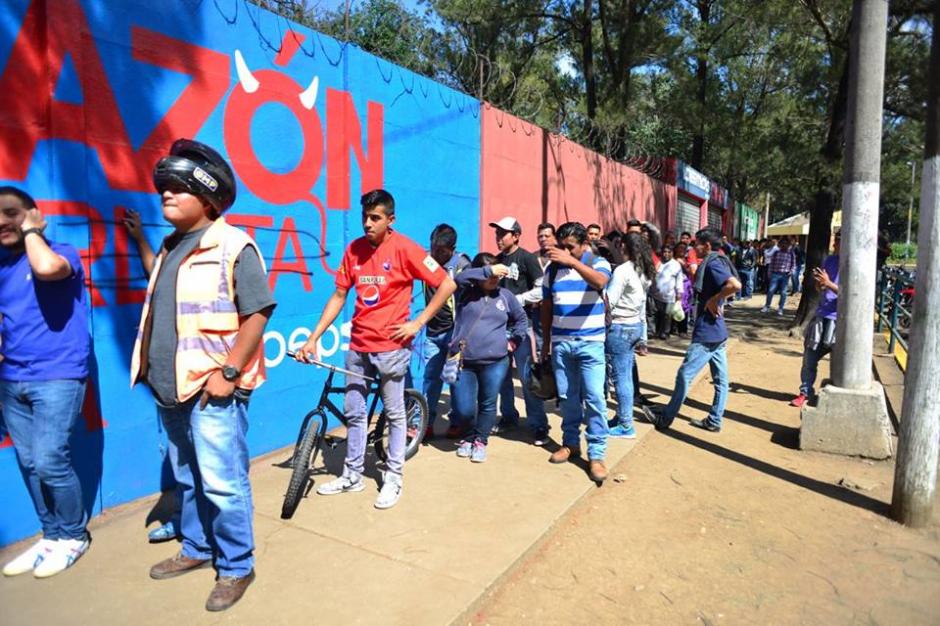 Las filas fueron grandes desde la ma&ntilde;ana del jueves en el estadio de El Tr&eacute;bol. (Foto: Jes&uacute;s Alfonso/Soy502)