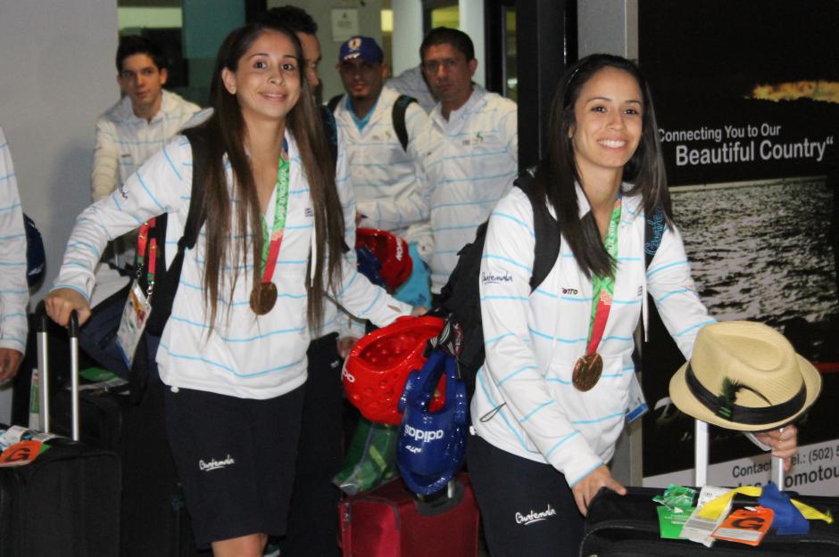 Llegada de los atletas nacionales de taekwondo a Guatemala, tras competir en Veracruz 2014.
