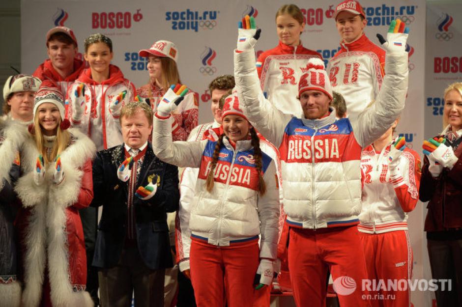 Con algunas cr&iacute;ticas, Rusia present&oacute; los uniformes para su delegaci&oacute;n en los Juegos Ol&iacute;mpicos de Invierno de Sochi. Seg&uacute;n los dise&ntilde;adores de las prendas est&aacute;n inspirados en los trajes tradicionales de esa naci&oacute;n. Foto Rianovosti