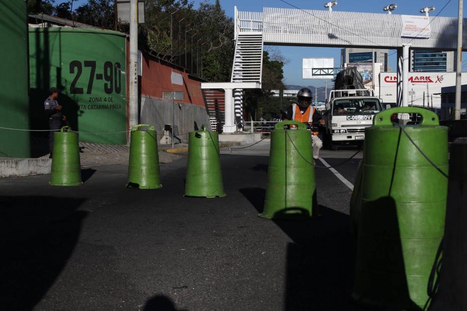 El cierre temporal en la 27 avenida de la zona 10 comienza a las 6:30 de la ma&ntilde;ana. (Foto: Alejandro Bal&aacute;n/Soy502)