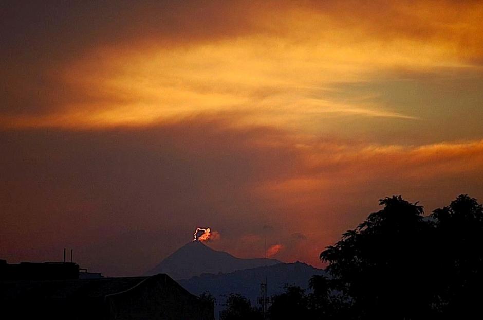 El atardecer en Nochebuena, mientras el volc&aacute;n de Fuego no cesaba en su actividad. (Foto:&nbsp;Bladimiro Polanco Sagastume)