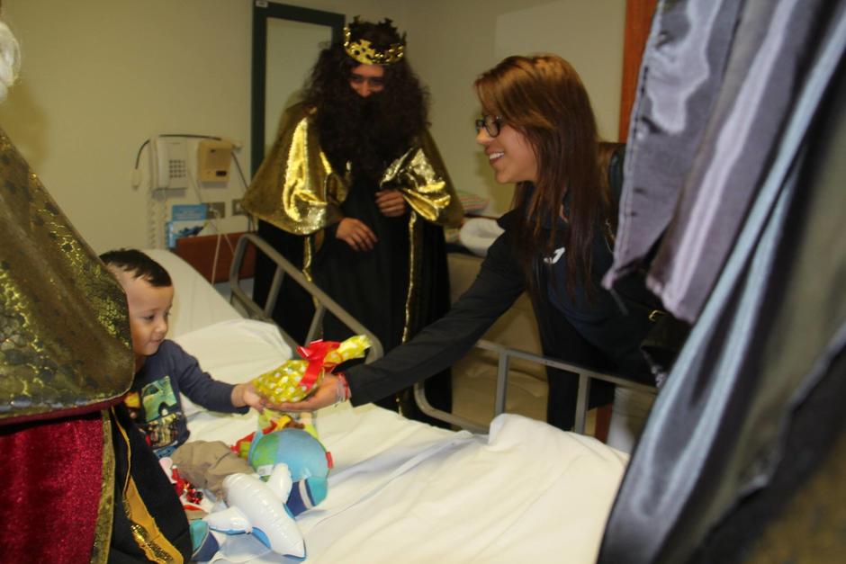 Ana Sof&iacute;a G&oacute;mez visit&oacute; a ni&ntilde;os enfermos en un hospital. (Foto: Facebook)