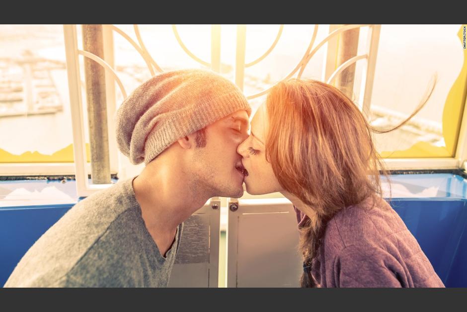 Al dar un beso trasmitimos 80 millones de bacterias. (Foto: CNN)