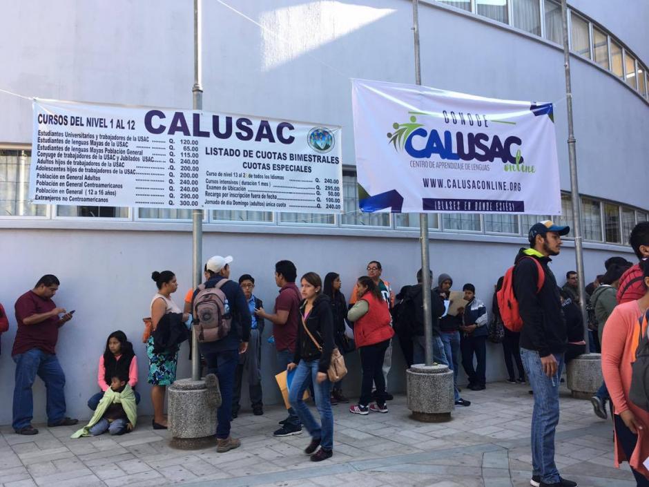 Decenas de estudiantes buscan inscribirse en el primer curso de inglés en Calusac. (Foto: Fredy Hernández/Soy502)