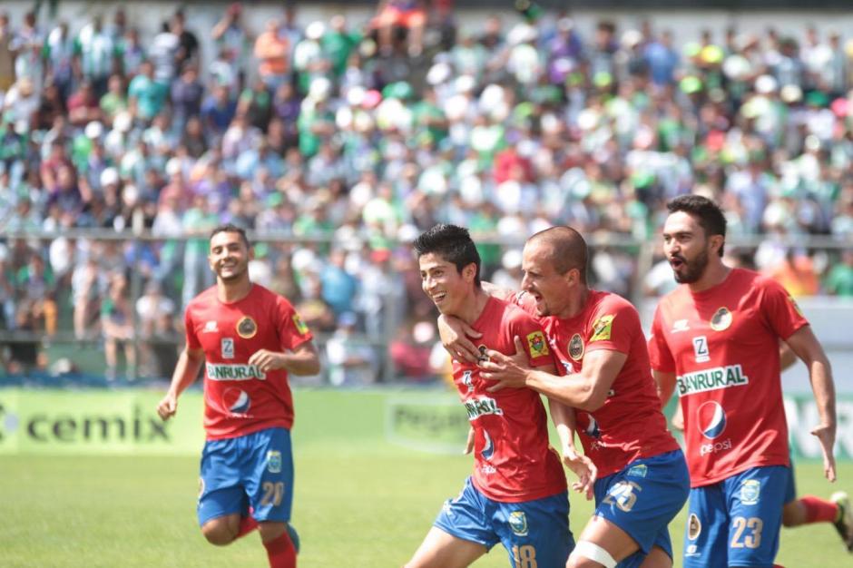 Frank de Le&oacute;n puso el 2-1 con el que Municipal le dio la vuelta al marcador. (Foto: Luis Barrios/Soy502)