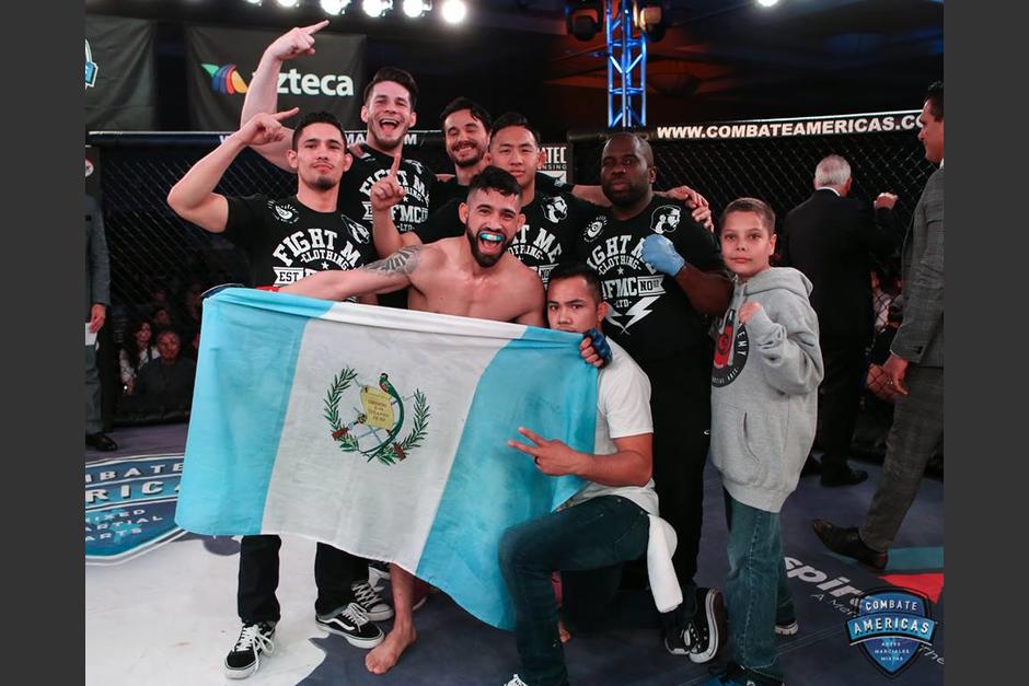 Heinrich Wassmer festeja su triunfo con la bandera de Guatemala. (Foto: Combate Americas)