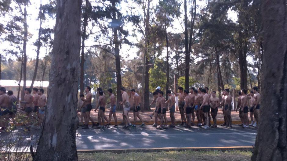 La Facultad de Ingenier&iacute;a realiza bautizos a pesar de prohibici&oacute;n. (Foto: Soy502) 
