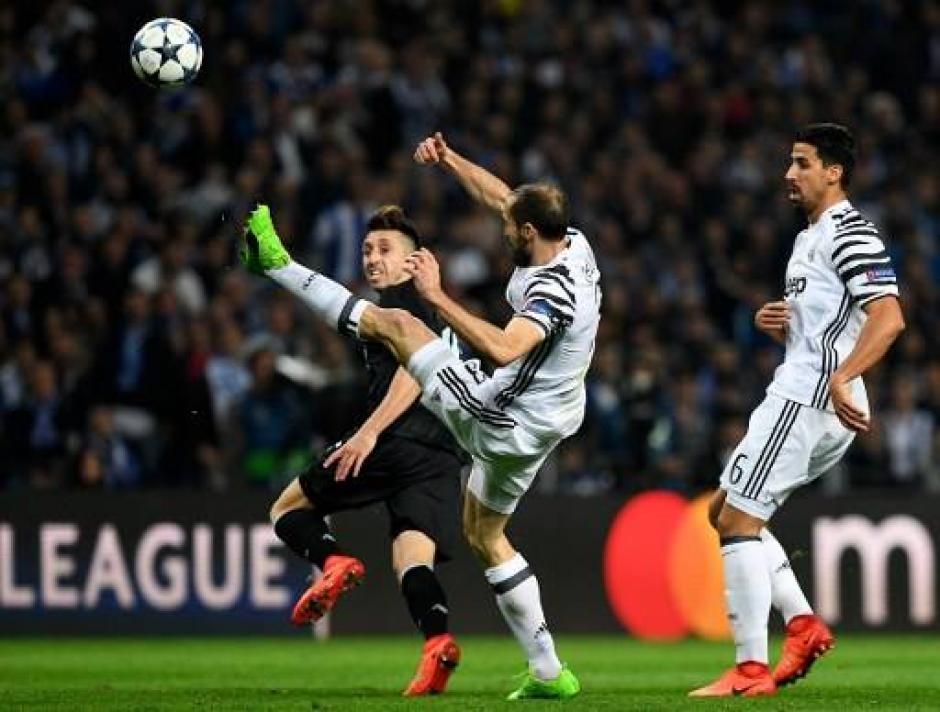 El jugador mexicano del Porto se retiro del partido frente a Juventus con una herida en su pie debido a un machuc&oacute;n de Lichtsteiner. (Foto: AFP)