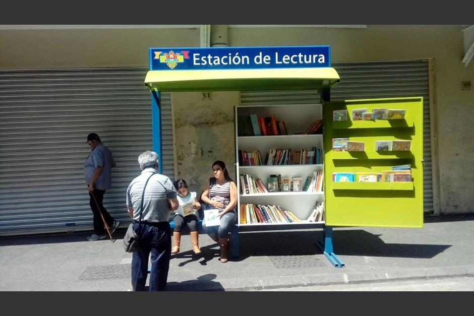 La Municipalidad de Guatemala habilit&oacute; un quiosco de lectura en el Paseo de la Sexta. (Foto: Facebook / Municipalidad de Guatemala)&nbsp;