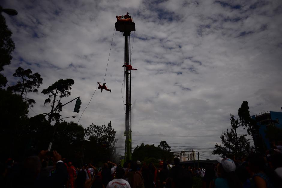 Elementos del Cuerpo de Bomberos Municipales (CBM) realizan un simulacro de ca&iacute;da libre en la 12 calle y avenida Reforma zona 9, antes de iniciar las actividades para celebrar su fundaci&oacute;n. (Foto: Jes&uacute;s Alfonso/Soy502)