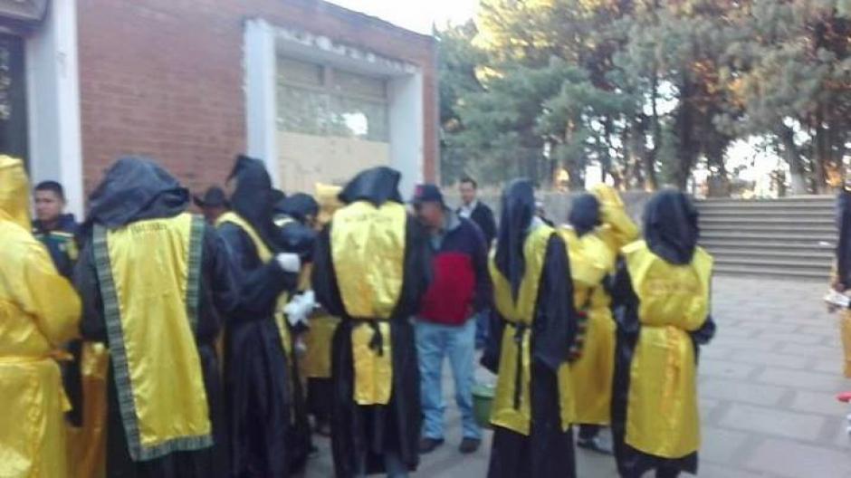 Los huelgueros prepararon caf&eacute; en las afueras del centro hospitalario. (Foto: Stereo 100)
