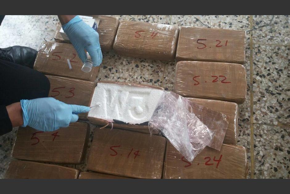 Los 180 kilos de coca&iacute;na decomisada iban en bolsas negras repartidas en dos lanchas. (Foto: Ministerio P&uacute;blico)