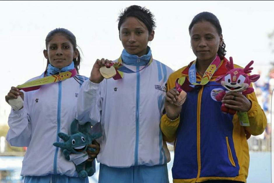 Jamy Franco, al centro, vende su medalla de oro obtenida en los Juegos Panamericanos de 2011. (Foto: Jamy Franco)