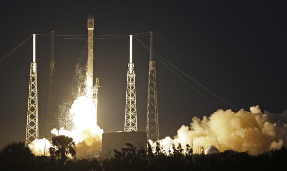 Luego de varios intentos fallidos, el cohete Falcon 9 parti&oacute; con el sat&eacute;lite de telecomunicaciones. (EFE)