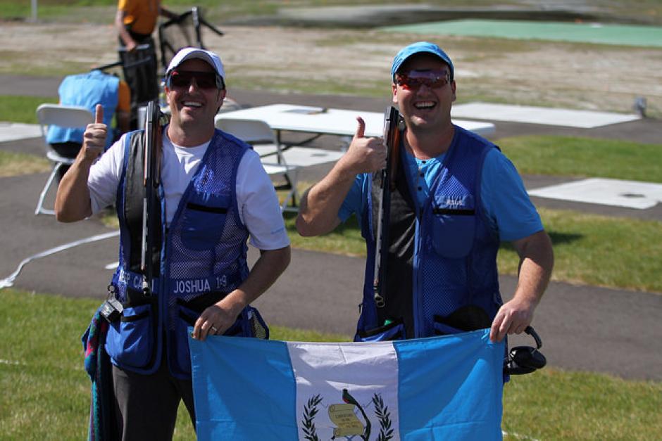 Hebert y Enrique Brol con la bandera de Guatemala tras ganar las medallas de oro y bronce, respectivamente.&nbsp;(Foto: Comit&eacute; Ol&iacute;mpico Guatemalteco)