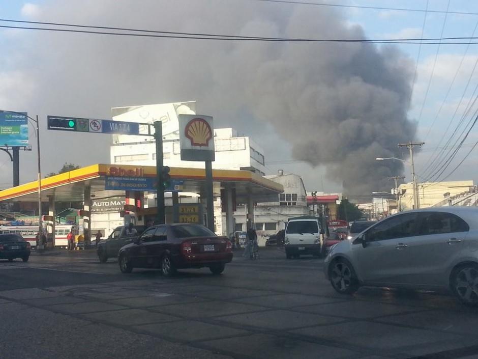 As&iacute; se observa la columna de humo del fuerte incendio desde la zona 9. (Foto: Soy502)